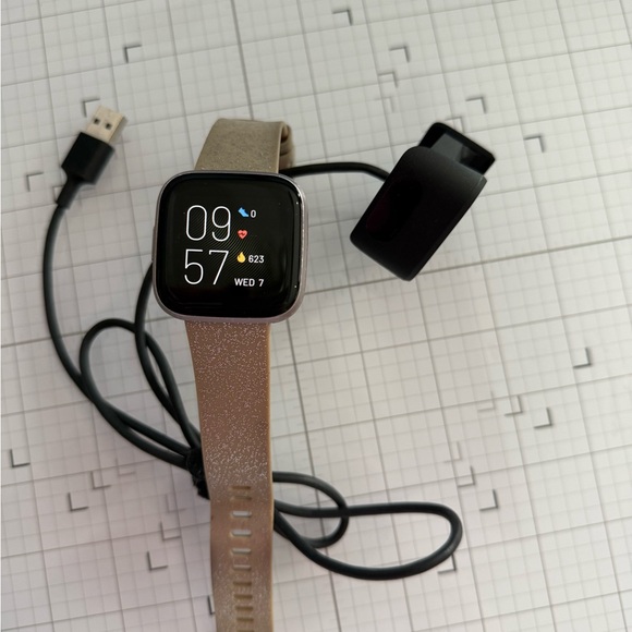 Fitbit Versa 4 Smartwatch with Charger and (7) New Replacement Bands - Picture 2 of 3